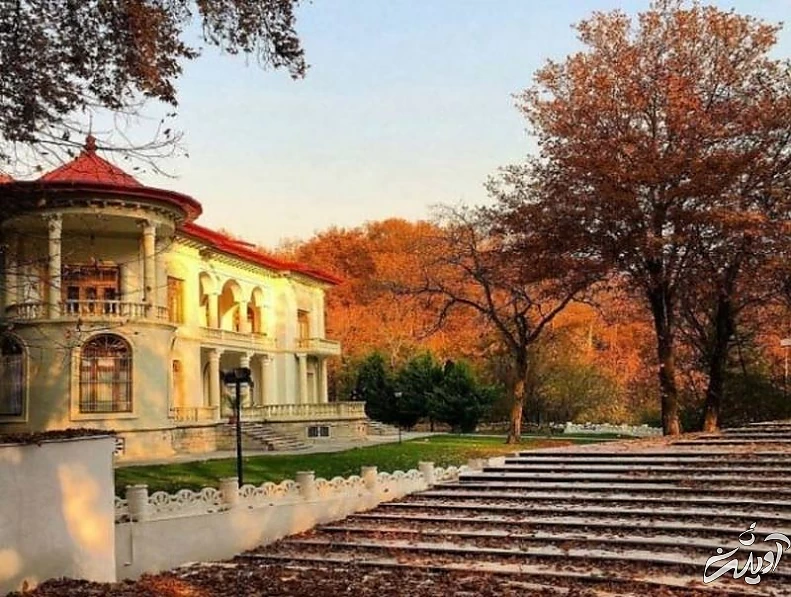 نمای بیرونی کاخ شهرام و موزه نظامی در پاییز